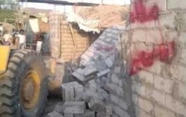 الحوثيون يهدمون منازل مواطنين بالتحتيا