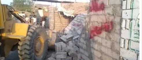 الحوثيون يهدمون منازل مواطنين بالتحتيا