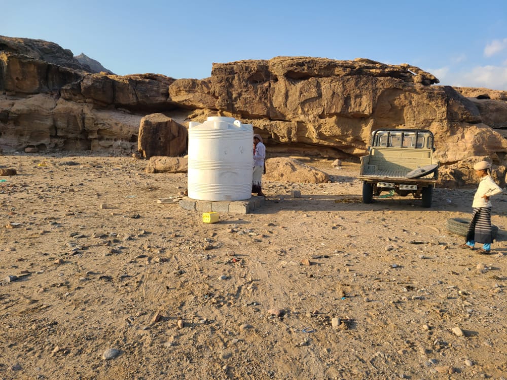 بدعم من فاعل خير .. توصيل المياه لعدد من قرى الملاح بردفان لحج