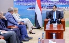 وفد أوروبي يبحث مع الحكومة تهديدات الحوثيين للملاحة الدولية