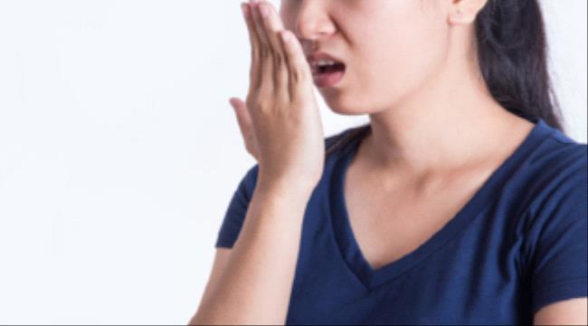 بحث يكشف ثلاثة أطعمة قد تساعد في علاج رائحة الفم الكريهة