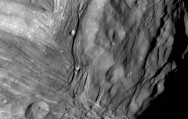 تحقيقات علمية في أصل الحطام الصخري على قمر 