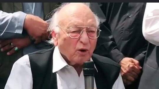 محام يقتل رئيس نقابة المحامين السابق داخل محكمة بباكستان .. فيديو