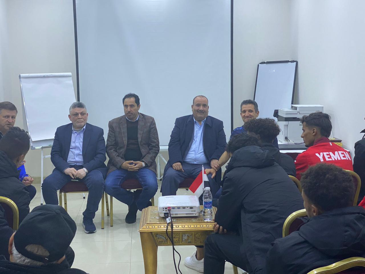 الوزير البكري يزور بعثة المنتخب الوطني بعد الخسارة من عُمان