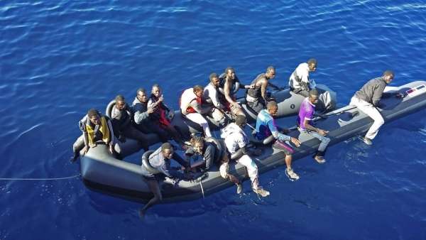 البحرية المغربية تنقذ 270 مهاجراً بينهم يمنيين حاولوا الوصول إلى أوروبا طلباً للجوء