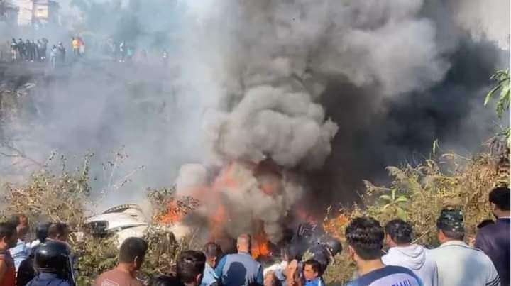 تحطم طائرة ركاب في النيبال والقتلى بالعشرات