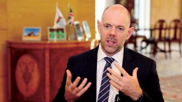السفير البريطاني.. يؤكد دعم بلاده للحكومة والتدابير الإجراءات الاقتصادية المتبعة