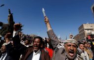 على خطئ حكومة الشرعية .. مليشيات الحوثي ترفع سعر الدولار الجمركي في مناطق سيطرتها