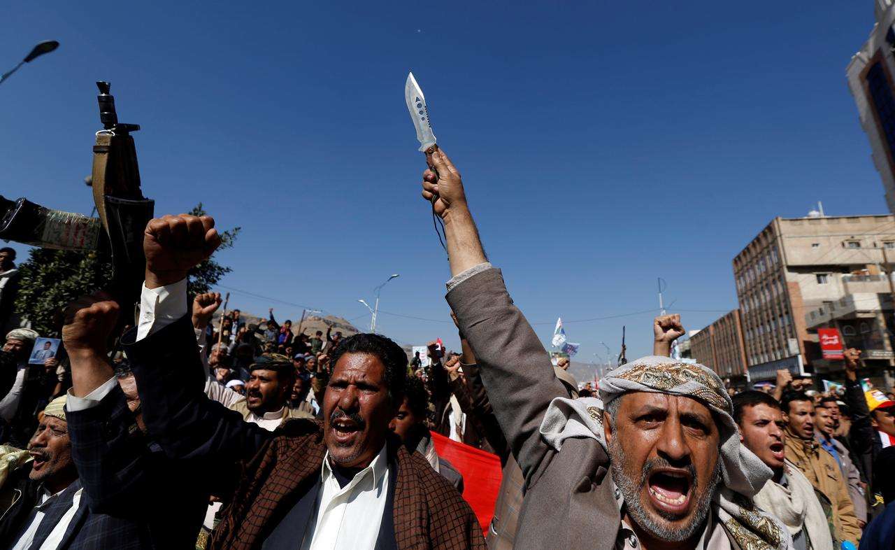 على خطئ حكومة الشرعية .. مليشيات الحوثي ترفع سعر الدولار الجمركي في مناطق سيطرتها