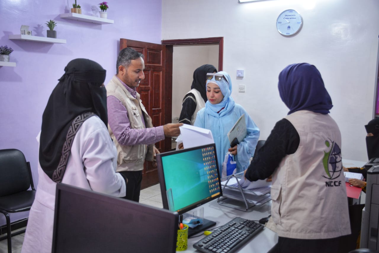 سفيرة السلام بالمركز العربي الأوروبي لحقوق الانسان تزور مؤسسة مكافحة السرطان بعدن