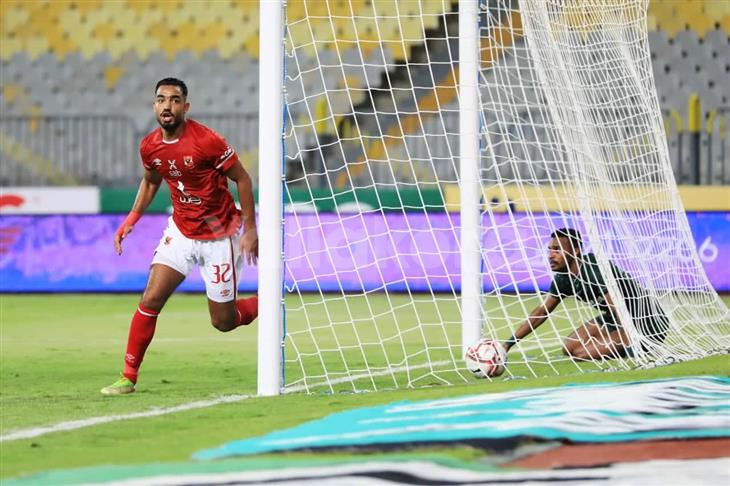 فسخ عقد لاعب الأهلي المصري بسبب مصافحة الحارس الشناوي
