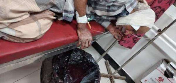 قناص حوثي يستهدف رجل مسن في تعز