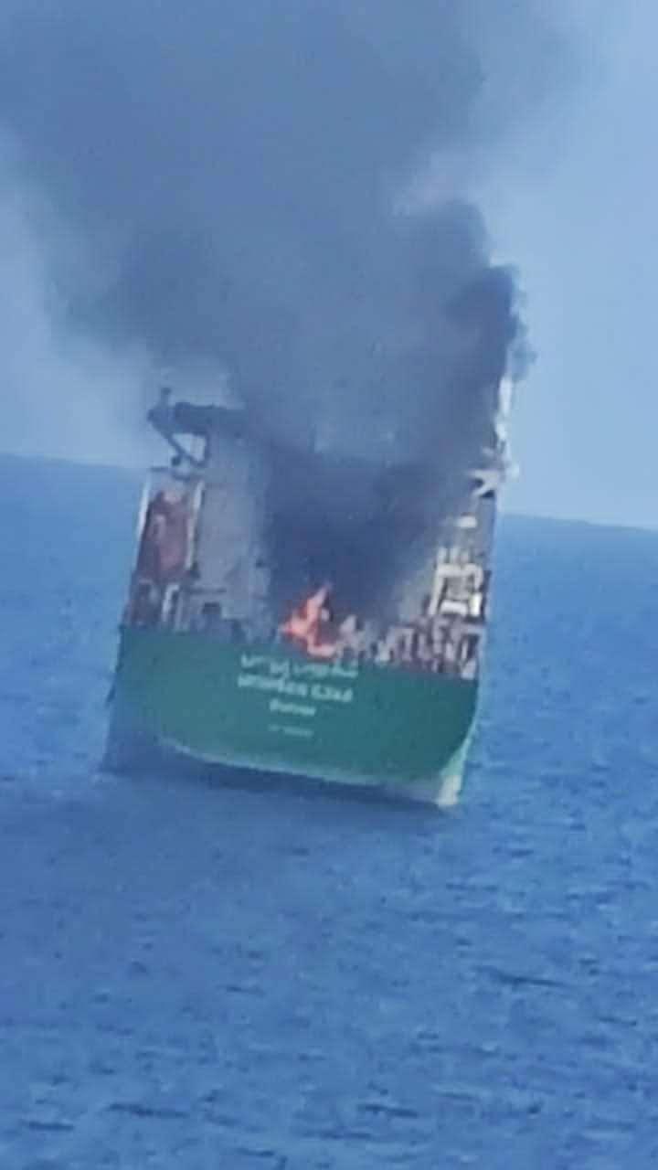 اندلاع حريق في سفينة تجارية قرب ميناء المكلا