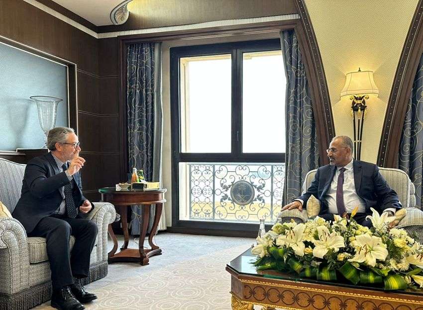 الزبيدي.. يستقبل سفير الاتحاد الأوروبي ويدعو لدعم العملة اليمنية