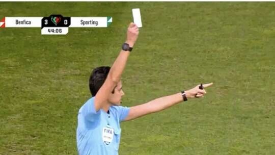 حكم يفاجئ الجميع ويشهر ''بطاقة بيضاء'' في مباراة كرة قدم.. فما تعني ؟ 