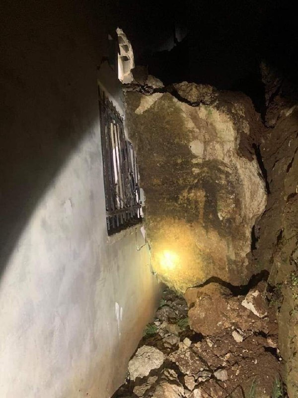انزلاق صخرة كبيرة على أحد المنازل الفلسطينية بسبب زلزال تركيا سوريا