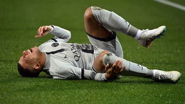 مبابي يهدر ركلة جزاء ويغادر الملعب مصاباً