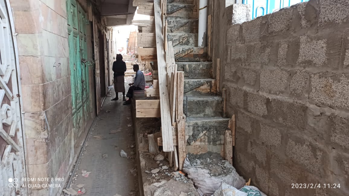 البناء العشوائي يحيط بملعب الشهيد معاوية بلحج