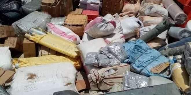 الحوثيون يعبثون بأغراض المسافرين وبضائع التجار في المنافذ الجمركية