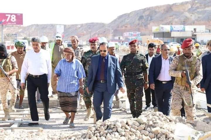 محافظ حضرموت يتفقد المراحل الأخيرة لإنجاز مشروع جسر بويش الأرضي بالمكلا