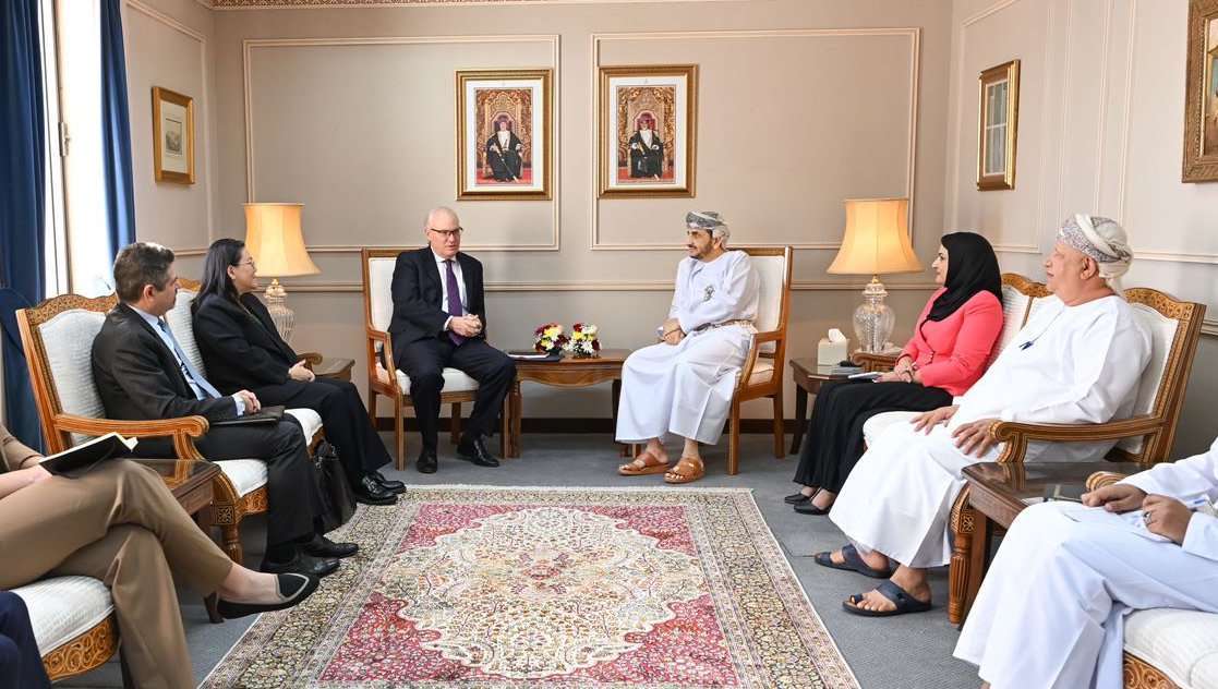 المبعوث الأمريكي يبحث في مسقط سبل الحل السياسي في اليمن