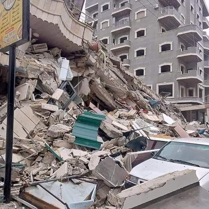 وضع كارثي تشهده سوريا وتركيا .. وفيديو مؤثر لطفل سوري معلق من قدماه