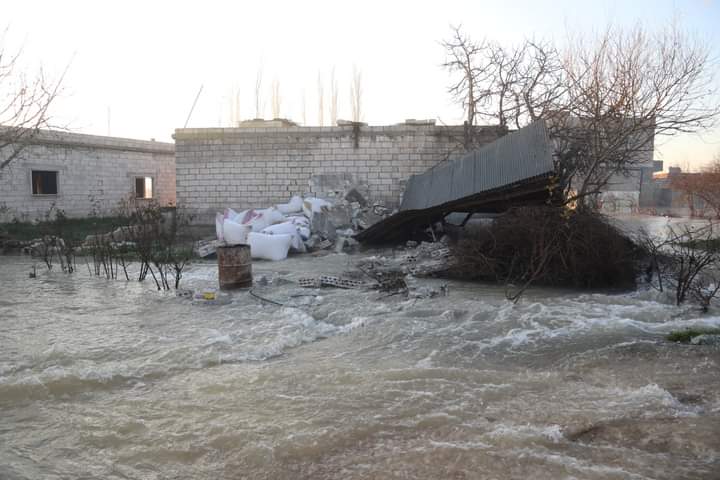 المأساة مستمرة : مياه نهر العاصي تغمر قرية شمال سوريا 