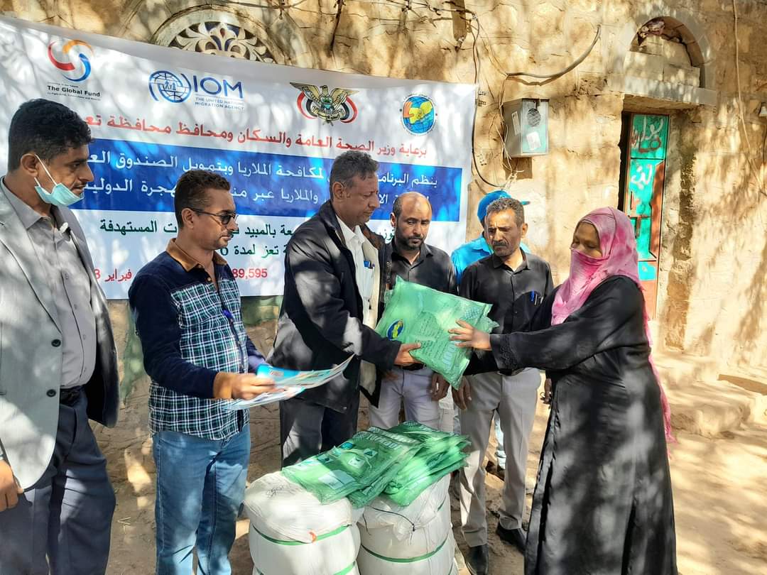 مدير عام المعافر ومعه مدير مكتب الصحة  يدشنان حملة توزيع الناموسيات