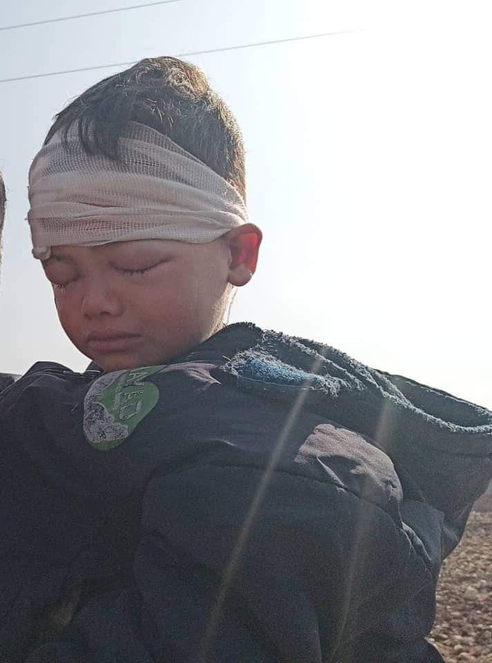 طفل سوري ينجو من الزلزال بعد ما رماه والده من الطابق الثالث .. ومناشدة للبحث عن بقية أقربائه 