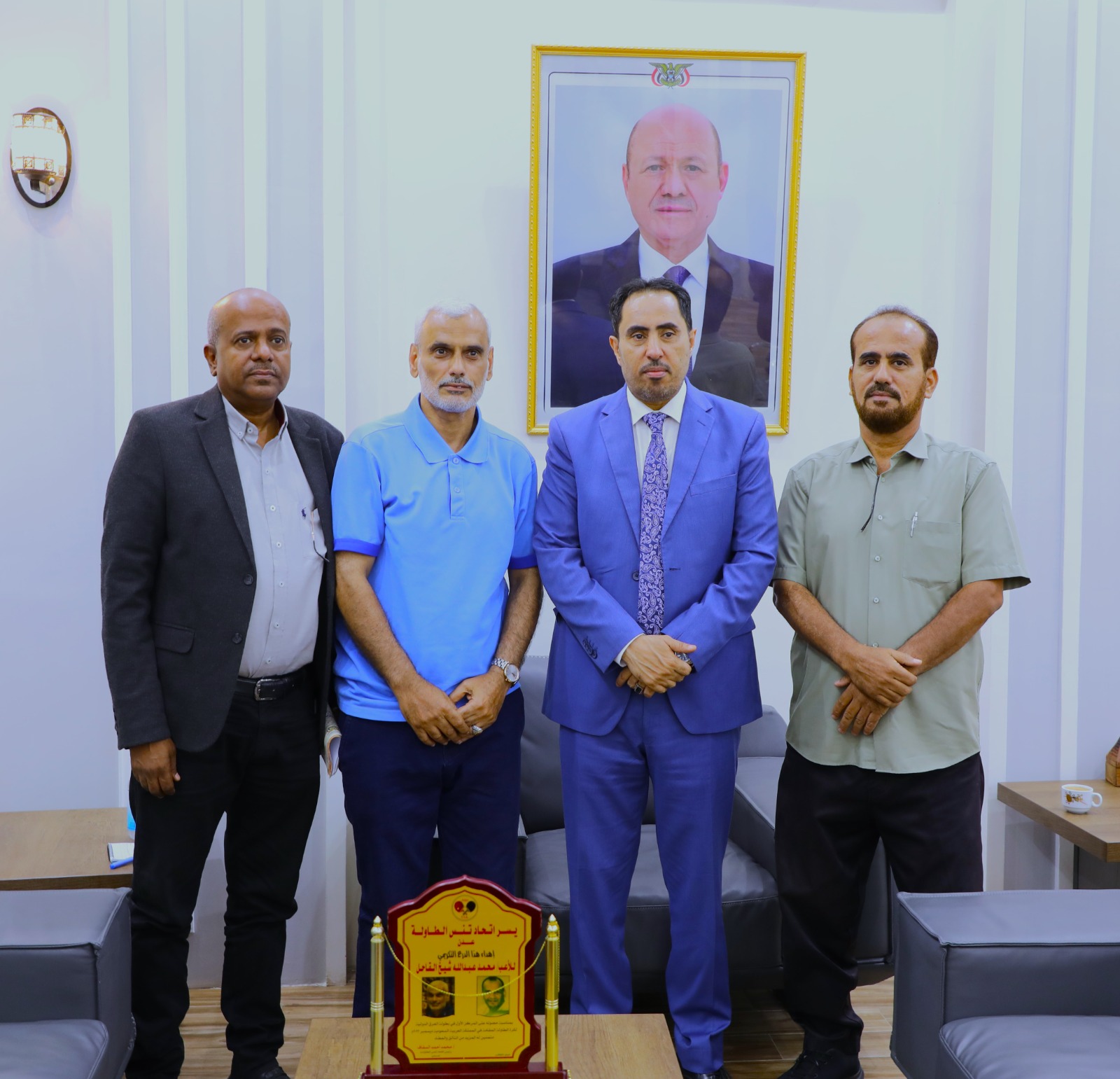 الوزير البكري ..  يكرم القاحل الحائز على المركز الأول في البطولة الدولية للرواد لكرة الطاولة