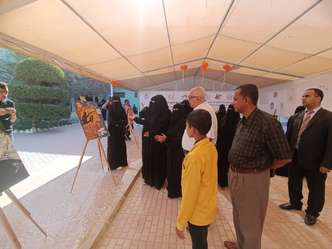 في حضرموت .. معرض للفنون يجسد واقع انتهاك حقوق المرأة في اليمن