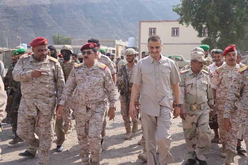 وزير الدفاع ومحافظ عدن يتفقدان الكلية العسكرية ومستشفى صلاح الدين