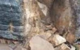 تحذيرات من انهيارات صخرية تهدد سكان قرية في محافظة شمال اليمن
