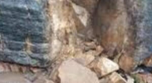 تحذيرات من انهيارات صخرية تهدد سكان قرية في محافظة شمال اليمن