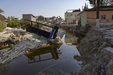 بلدة تركية قسمها الزلزال إلى قسمين وقلب شوارعها .. صور