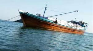 بمساعدة فريق يمني .. إنقاذ طاقم سفينة خشبية غرقت قبالة السواحل الصومالية