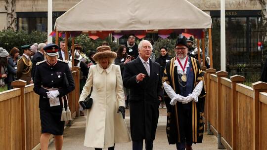 صيحات وصرخات بوجه تشارلز  .. انت لست ملكي