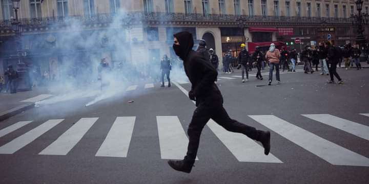 باريس تشهد أعمال عنف خلال تظاهرة مناهضة لإصلاح نظام التقاعد