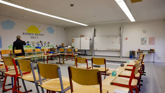 الكويت ترحل أكثر من 2000 معلم وافد من بلادها 