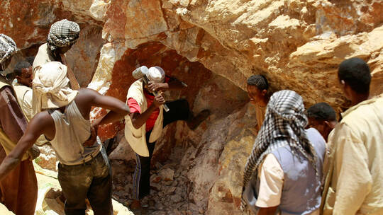 السودان.. مقتل 10 عمال وآخرين مفقودين جراء انهيار منجم للذهب
