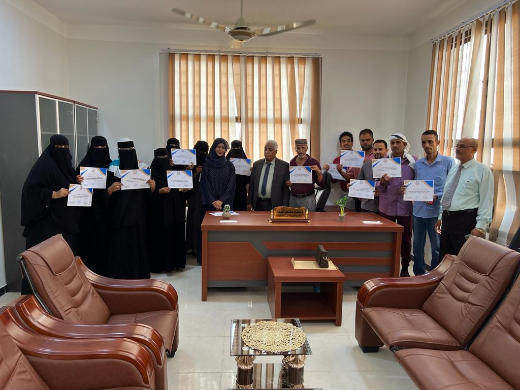 جامعة لحج تسلم شهادات للموظفين الإداريين المشاركين في دورة تدريبية 