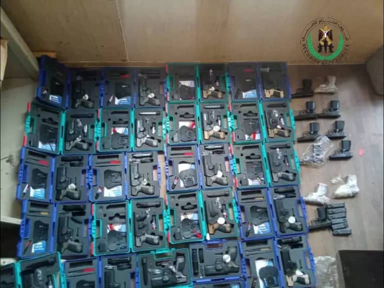 قوات الحزام الأمني بلحج تضبط كمية من الأسلحة الخفيفة