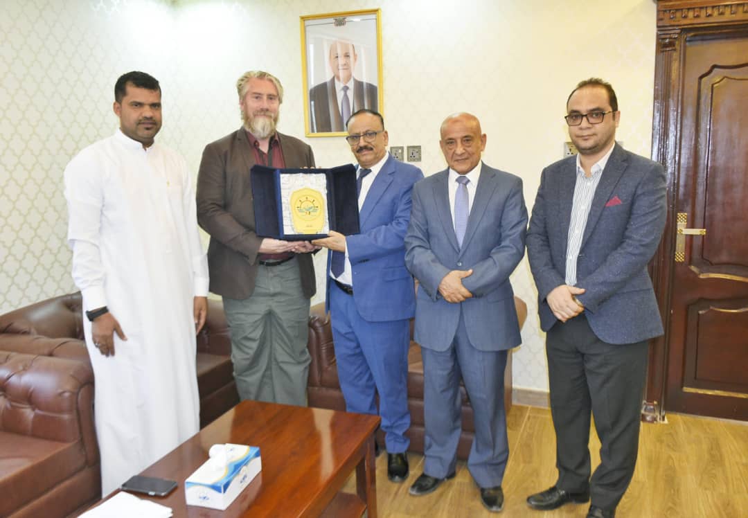 عدن .. وزير النقل يكرم مسؤول الحوكمة البحرية 