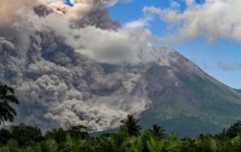 ثوران بركان في إندونيسيا يطلق سحابة من الرماد الساخن بارتفاع 7 كم