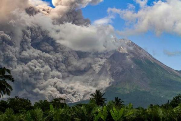 ثوران بركان في إندونيسيا يطلق سحابة من الرماد الساخن بارتفاع 7 كم