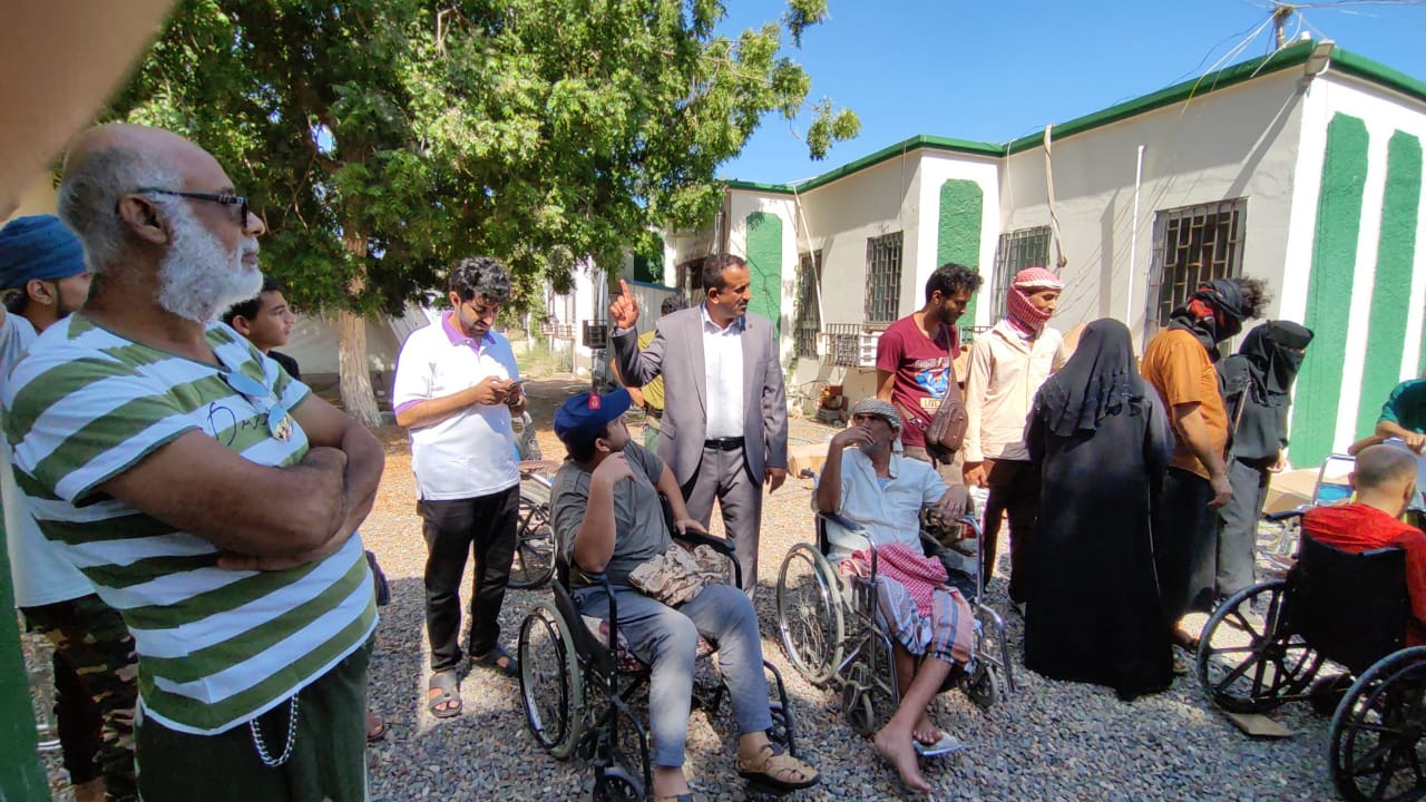 الوكيل النوبة : يدشن توزيع الكراسي لذوي الإعاقة وضحايا الحرب من المدنيين بعدن