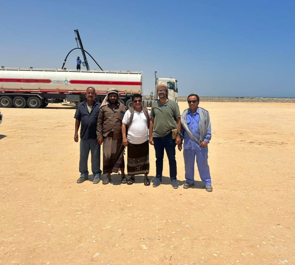 وزير النفط والمعادن يزور ميناء رضوم النفطي ويطلع على سير العمليات التشغيلية