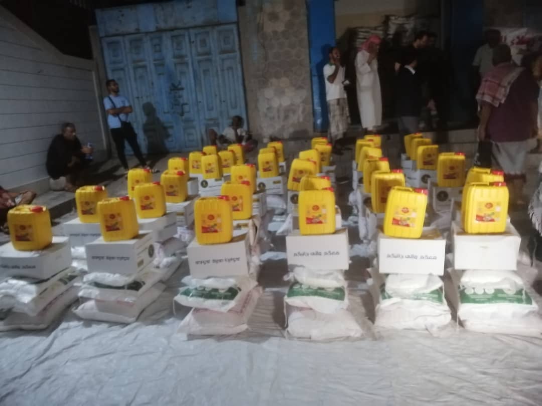 زملاء العمل للتكافل الاجتماعي تدشن توزيع السلات الغذائية في عدن