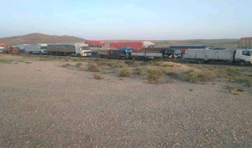 جنود بمنطقة الصبيحة يقطعون طريق تعز عدن