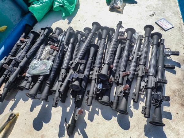 ضبط شحنة أسلحة وذخائر أثناء محاولة تهريبها من سواحل شبوة إلى الصومال